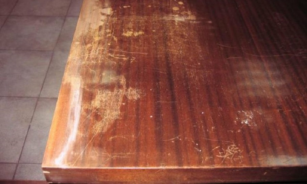 Reparar arañazos en muebles de madera
